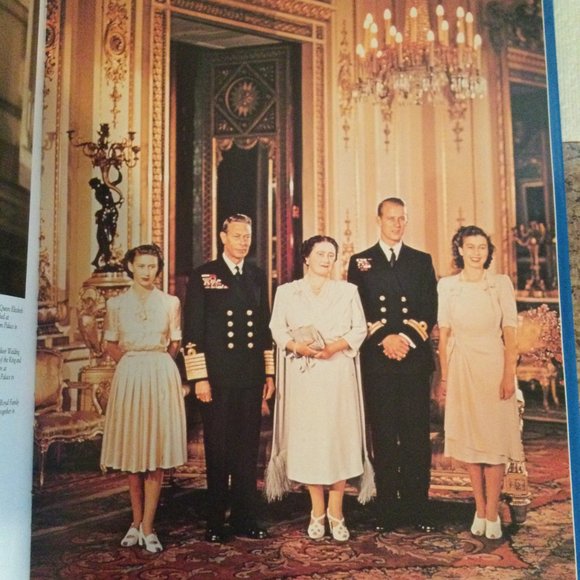 The queen mother by Helene Mcgowan ISBN 0-86124-860-0 hardcover dustjacket - Picture 3 of 6